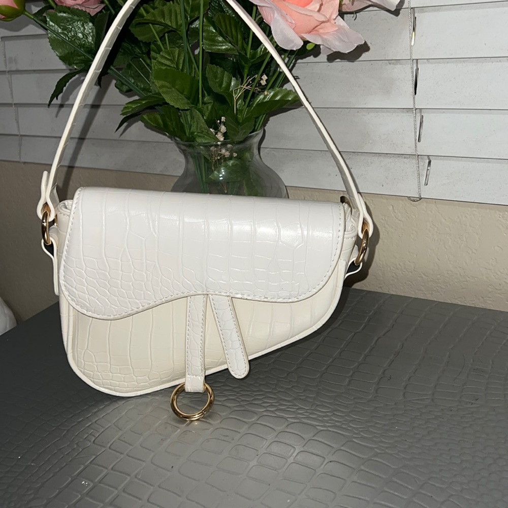 WHITE SADDLEBAG